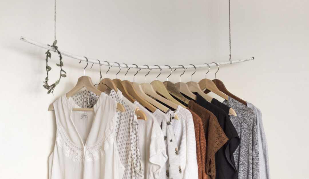 capsule wardrobe pieces to help organize space, clean and clutter free.